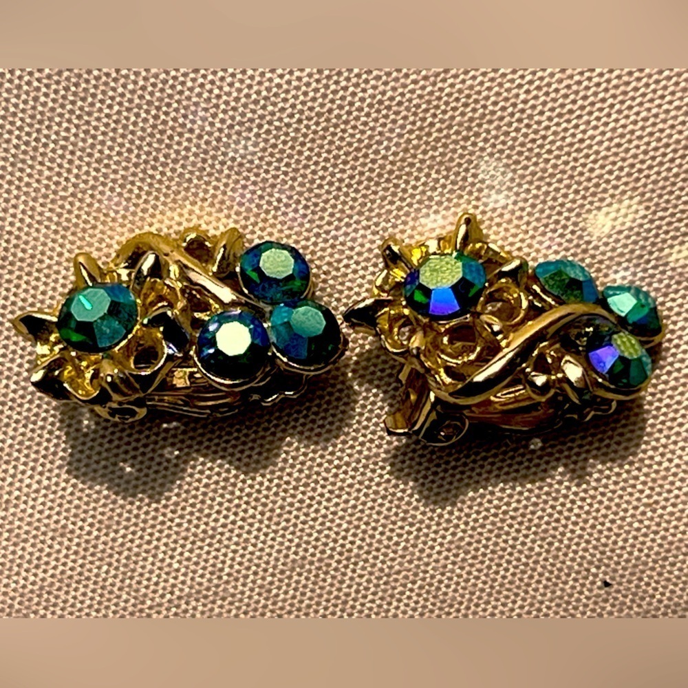 Vintage Signed Coro Gold Tone Prong Set Faceted Crystal Clip On Earrings AB